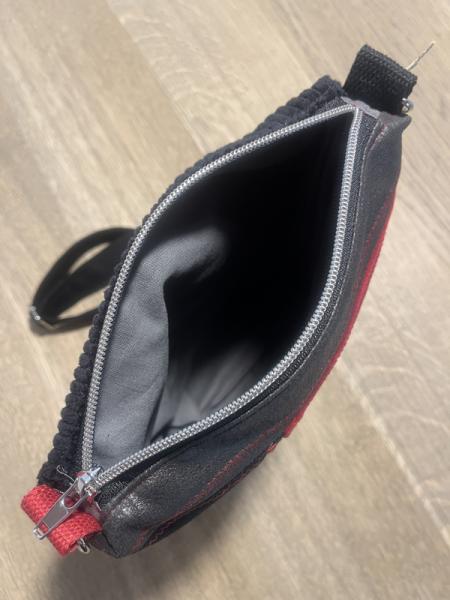 "Flickenwerk II/5" (schwarz-rot) - HEXENMOTIV - Designerstoff von Alexander Henry